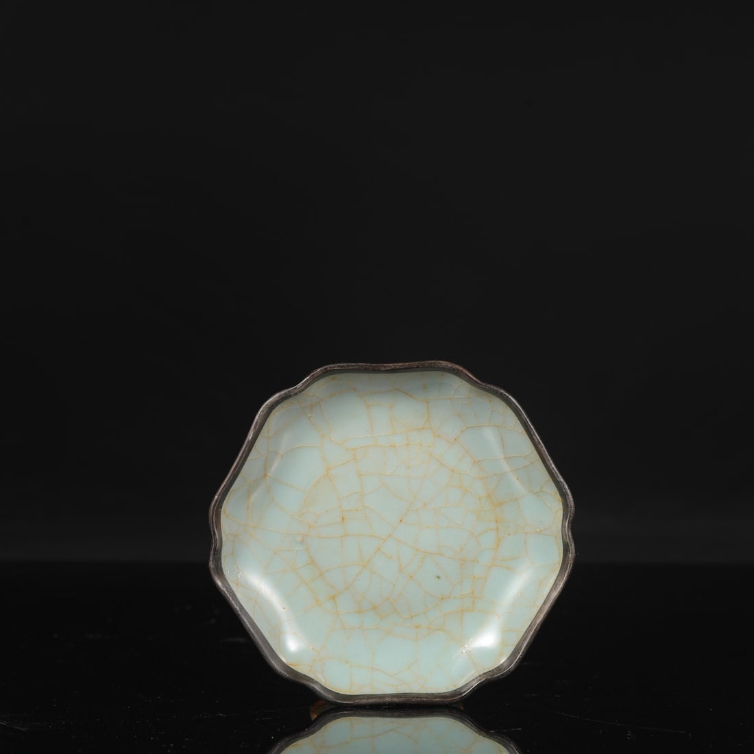 A Southern Song Dynasty official kiln celadon hexagonal dish with a silver rim, formerly in the: Height: 3 cm, Diameter: 13.5 cm
