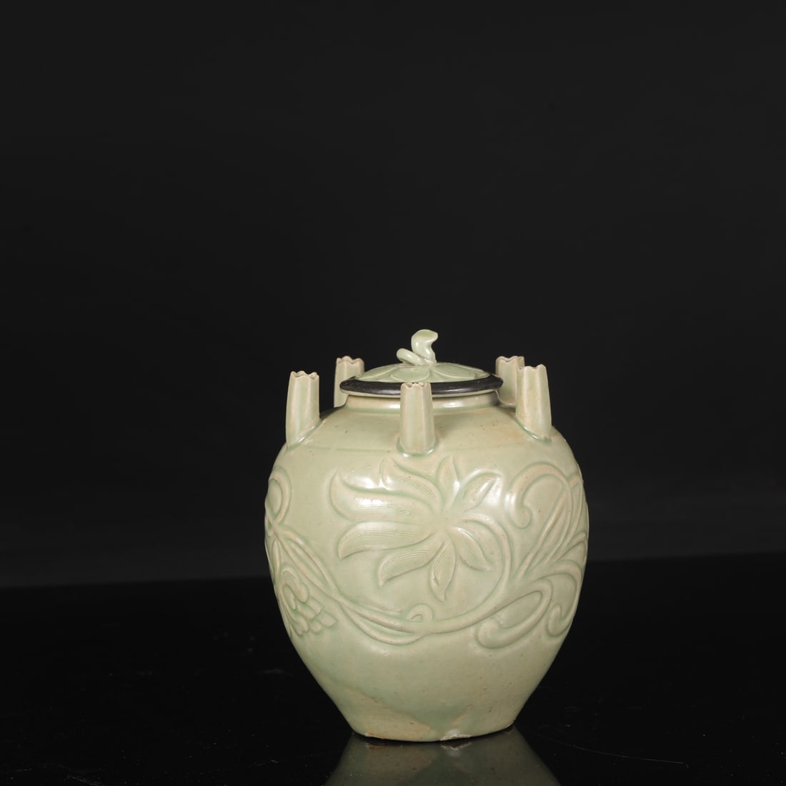 A large Tang Dynasty Yue ware celadon vase with silver clasps and five tubes, formerly from a: Height: 18 cm, Mouth diameter: 5.5 cm, Belly diameter: 13 cm