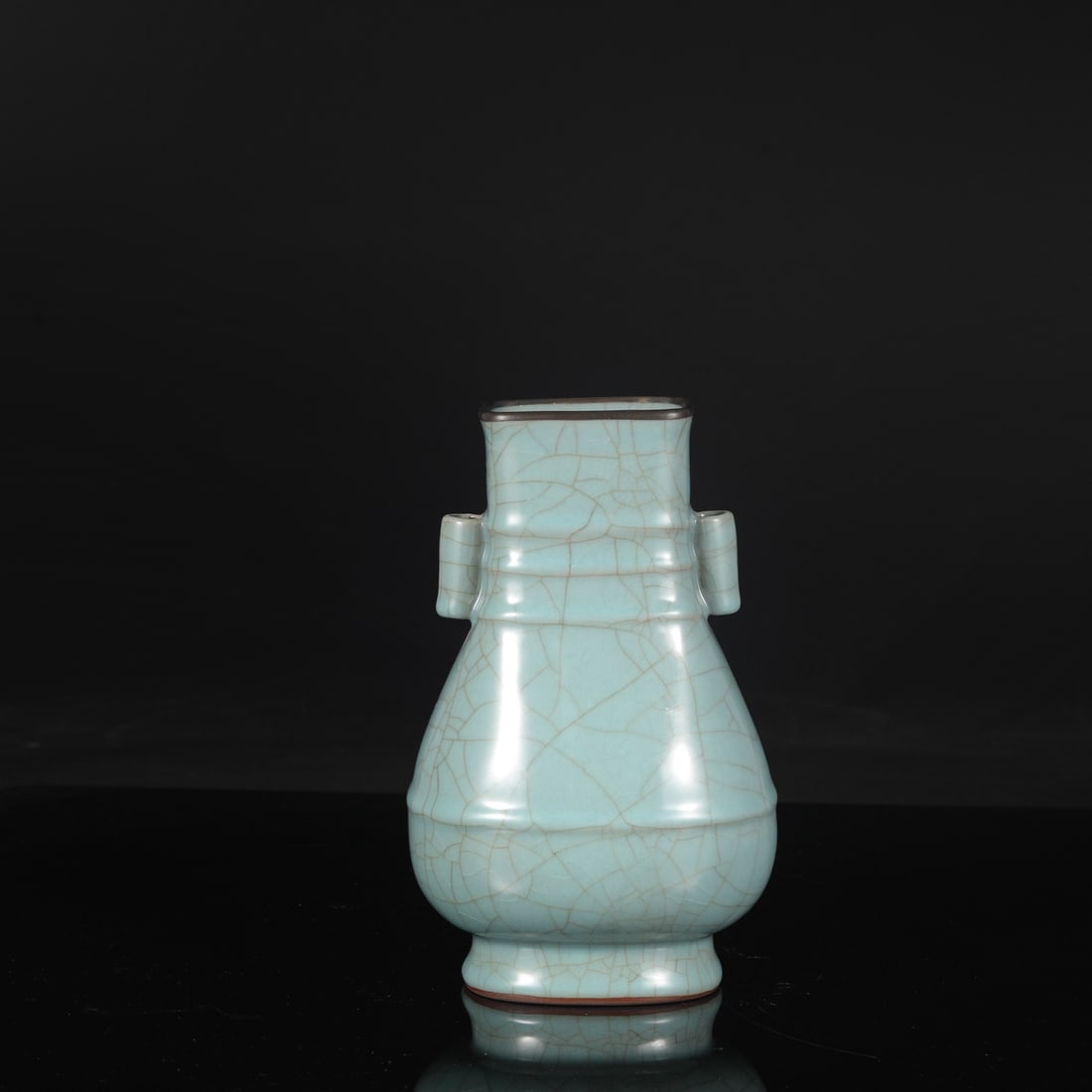 A Southern Song Dynasty official kiln celadon vase with a silver mouth and tubular handles, formerly: Height: 24 cm, Mouth diameter: 8.5 cm, Belly diameter: 14.5 cm
