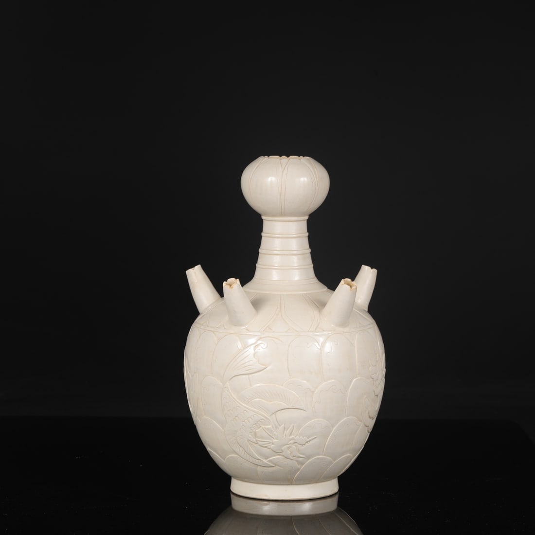A large Northern Song Dynasty Ding ware white-glazed vase with carved lotus petals, seascape, fish,: Height: 30.5 cm, Mouth diameter: 4 cm, Belly diameter: 17 cm