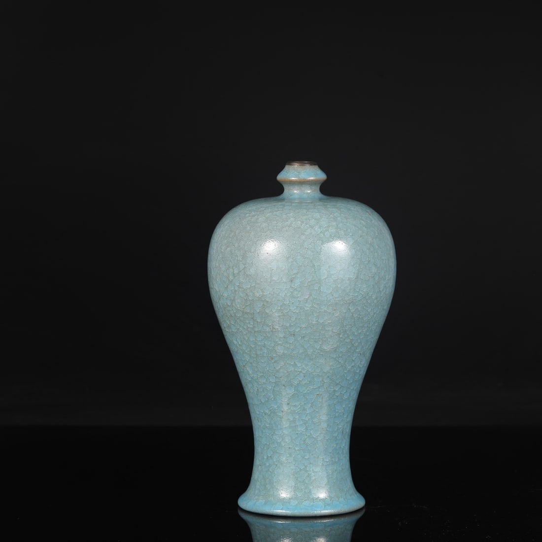 A large Northern Song Dynasty Ru ware vase with sky-blue glaze and ice-crack pattern, inscribed by: Height: 28 cm, Mouth diameter: 2 cm, Belly diameter: 14 cm