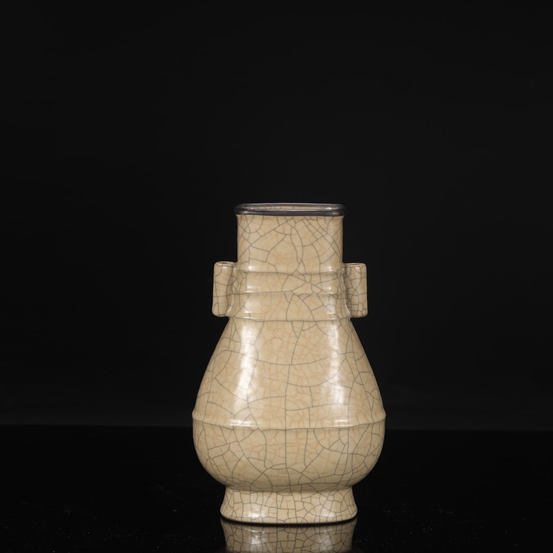 A Northern Song Dynasty Ge ware vase with a beige glaze and silver mouth, bearing an inscription by: Height: 24 cm, Mouth diameter: 8.5 cm, Belly diameter: 14 cm