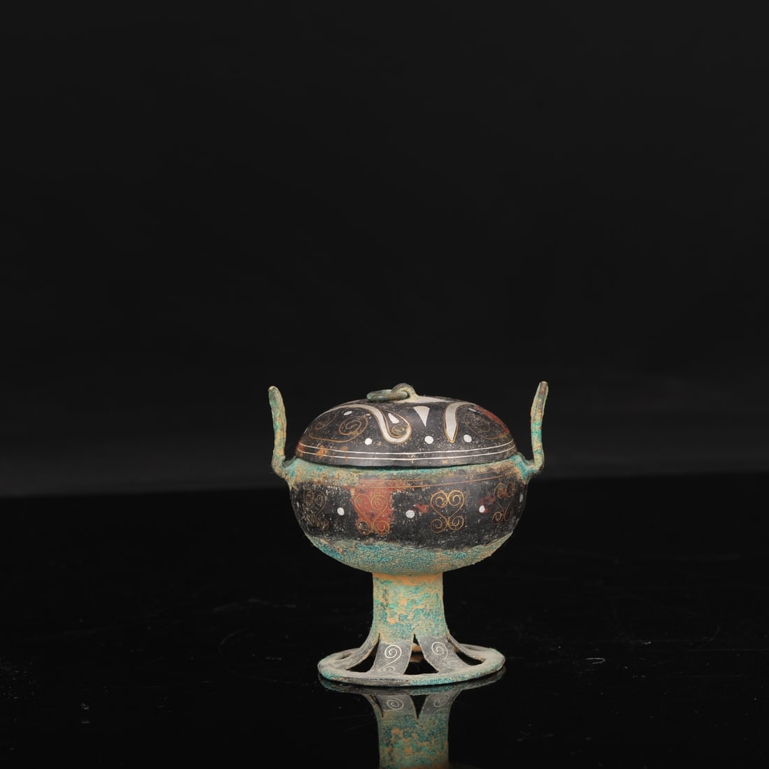 The bronze dou (a type of ancient Chinese vessel) from the Warring States and Han Dynasties period,: Height: 10.5 cm, Mouth diameter: 6 cm