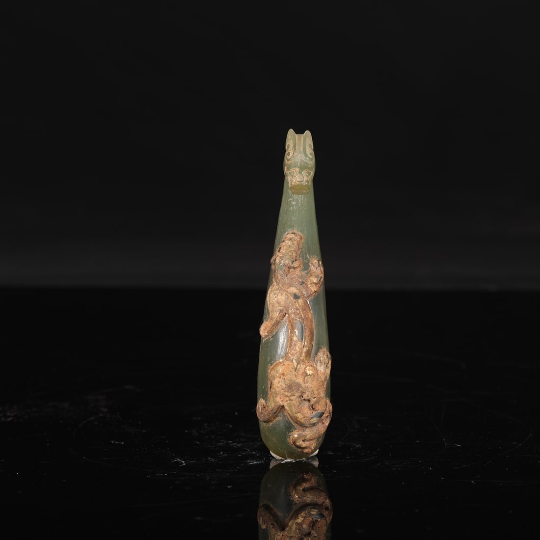 The dimensions of the Han Dynasty jade belt hook with dragon head and conch pattern (formerly in the: Length: 12 cm, Width: 2.8 cm