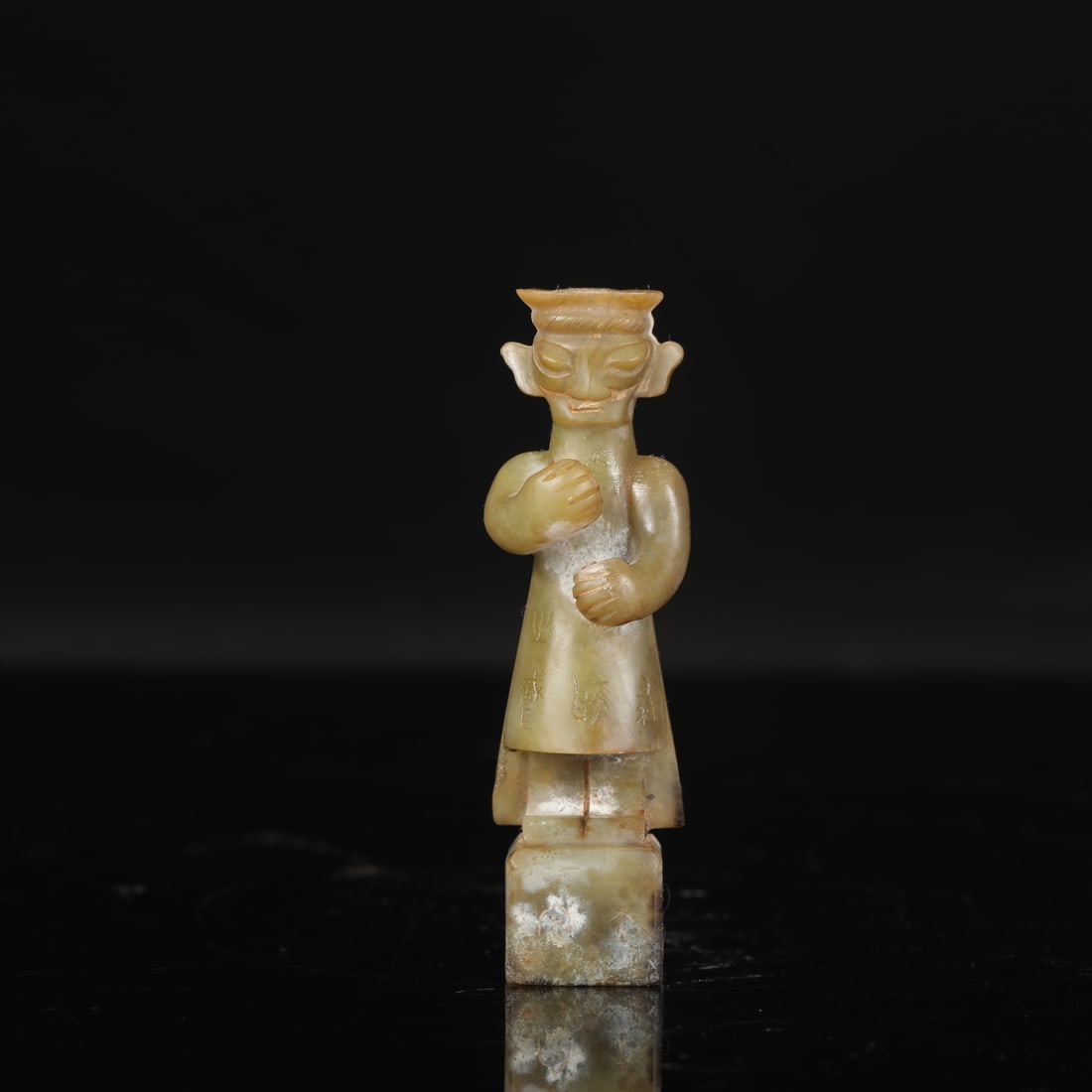 The dimensions of the Shang and Zhou Dynasty jade standing figure from Sanxingdui.: Height: 10 cm, Width: 2.5 cm