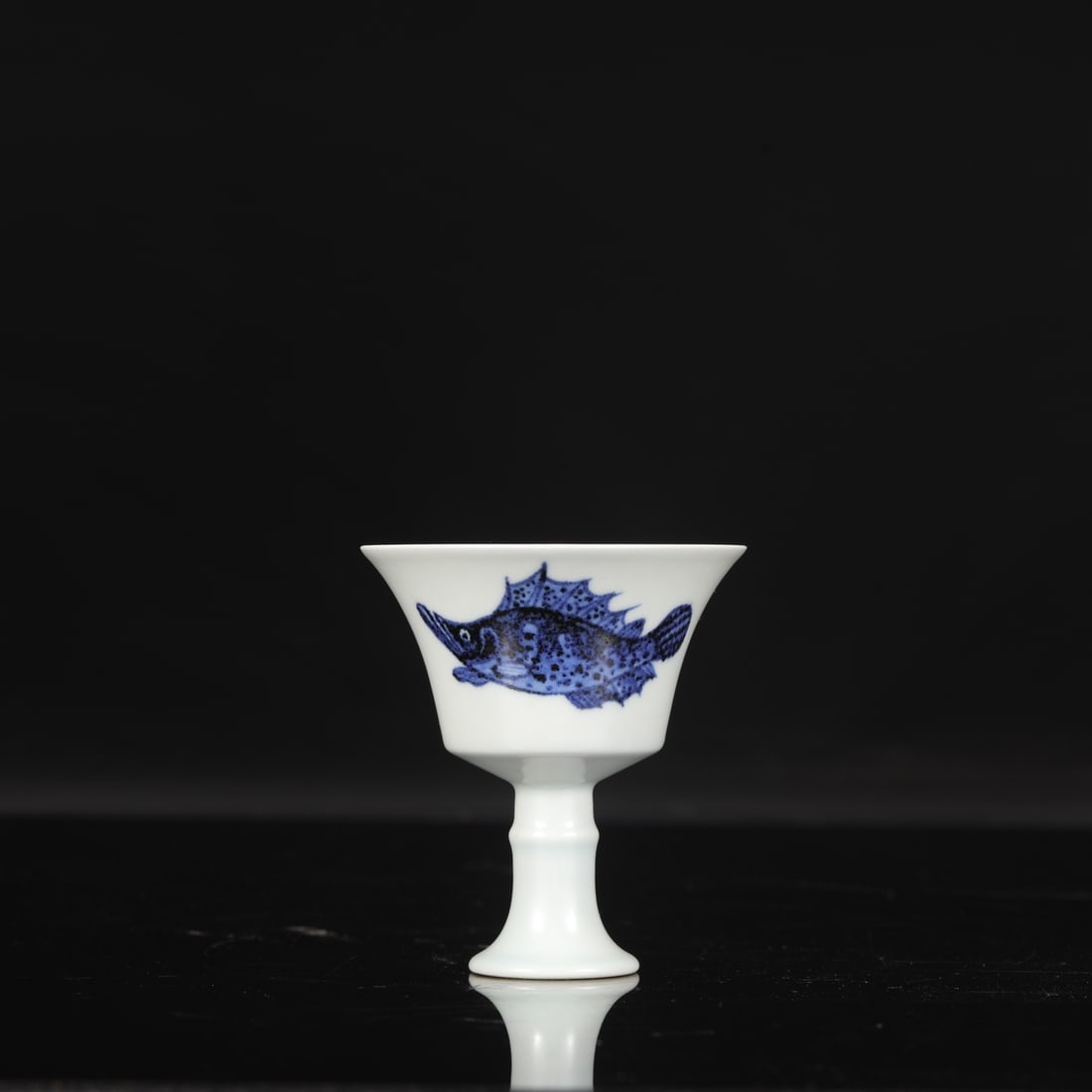 A Ming Dynasty Xuande period blue and white fish-patterned stem cup from a collection.: Height: 9 cm, Mouth diameter: 8 cm