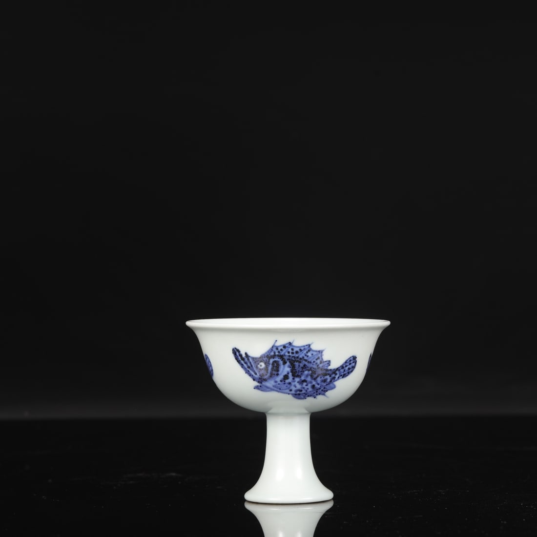 A Ming Dynasty Xuande period blue and white fish-patterned stem cup from a collection.: Height: 9 cm, Mouth diameter: 10 cm
