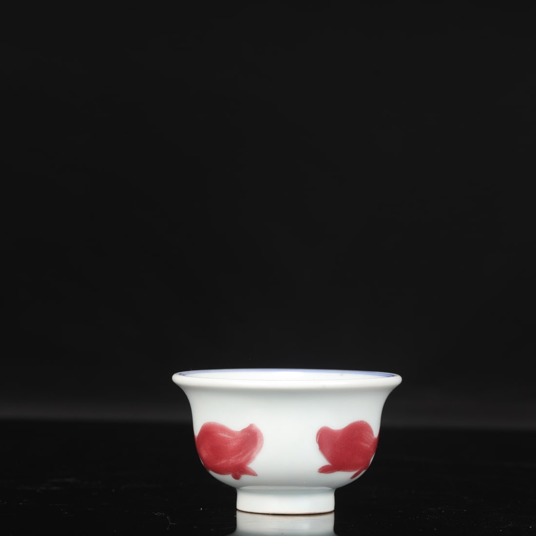 A Ming Dynasty Yongle period blue and white underglaze red fish-patterned hand-held cup.: Height: 5.5 cm, Diameter: 9 cm