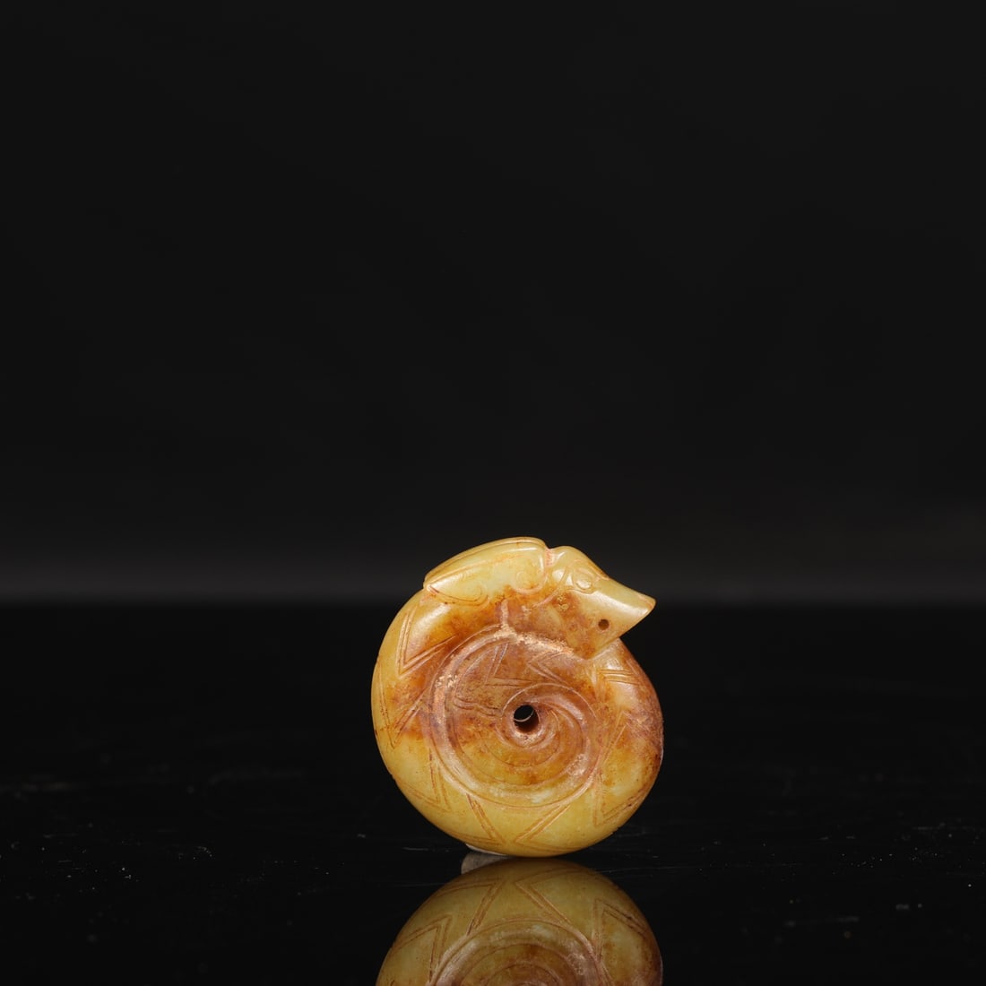 The dragon-shaped jade ring from the Shang and Zhou dynasties, formerly in the collection. (1 of 7)