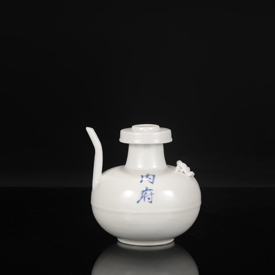 Formerly in the collection, a Ming Dynasty Yongle period sweet white glazed ewer with large handles.: Height: 16 cm, Belly diameter: 15 cm, Mouth diameter: 3 cm