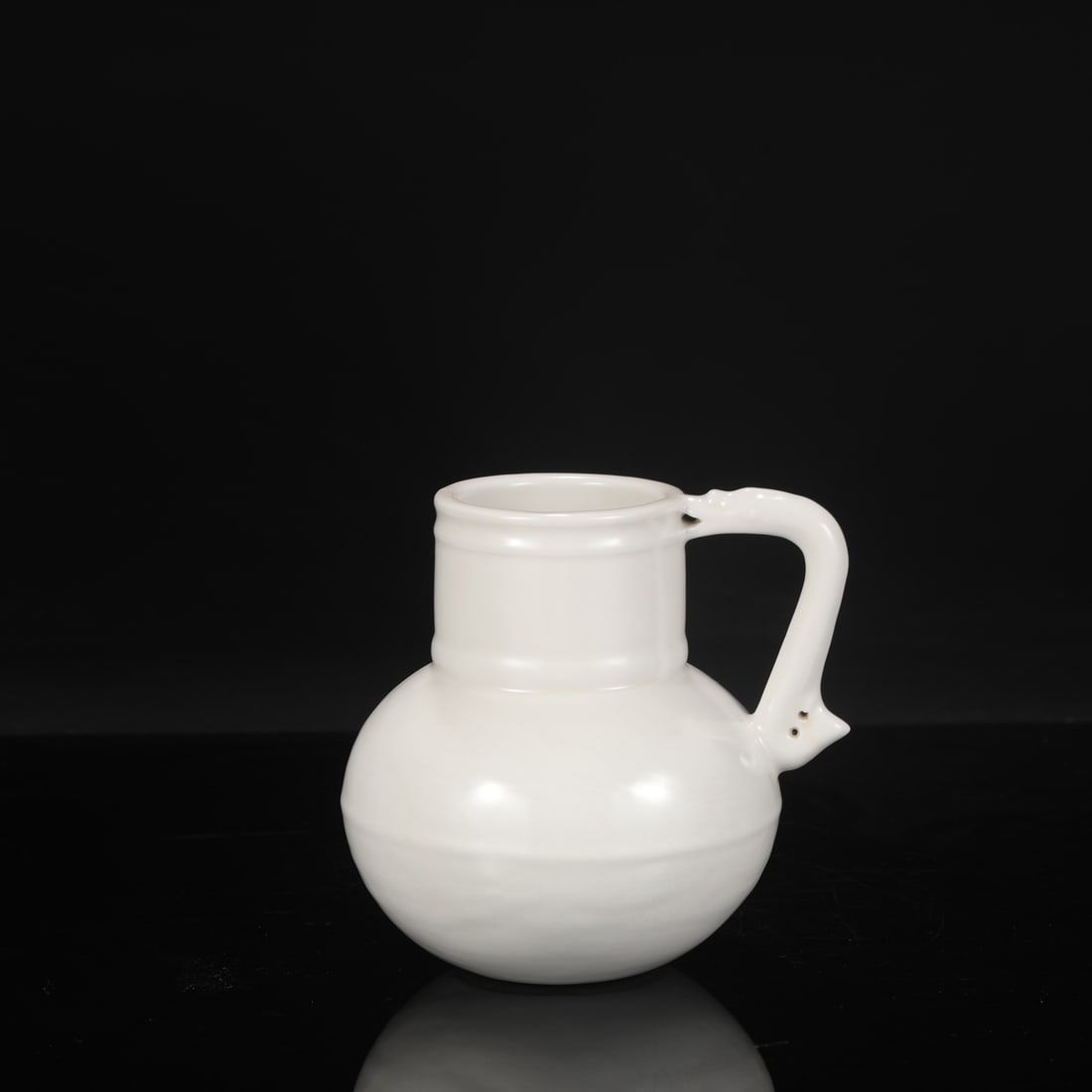 A Ming Dynasty Yongle period sweet-white glazed ewer with an incised dragon handle and auspicious: Height: 16.5 cm, Mouth diameter: 8.5 cm, Belly diameter: 13.5 cm