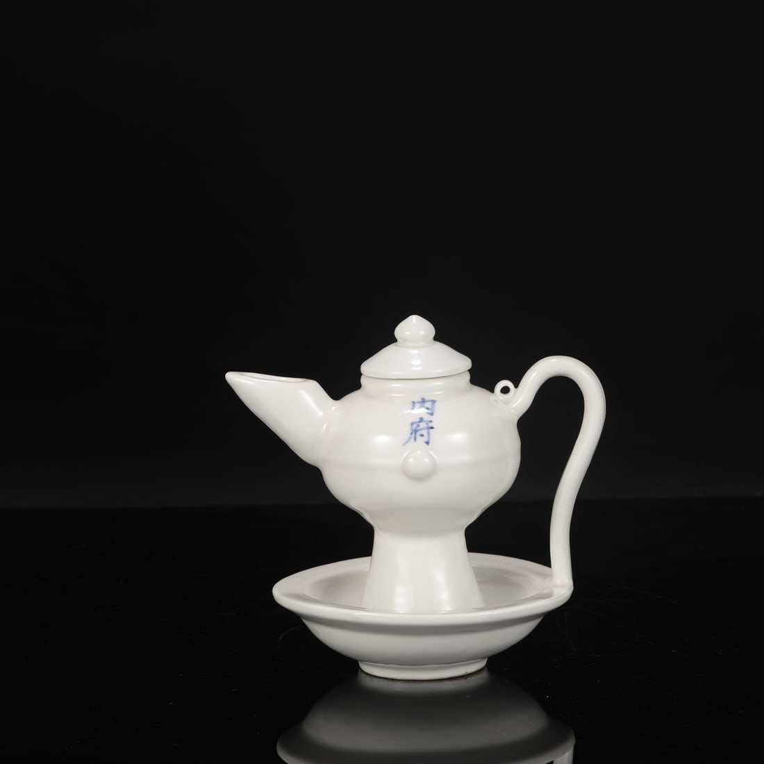 A large ewer with a sweet white glaze from the Yongle period of the Ming Dynasty, formerly in the: Height: 18 cm, Mouth Diameter: 4.5 cm