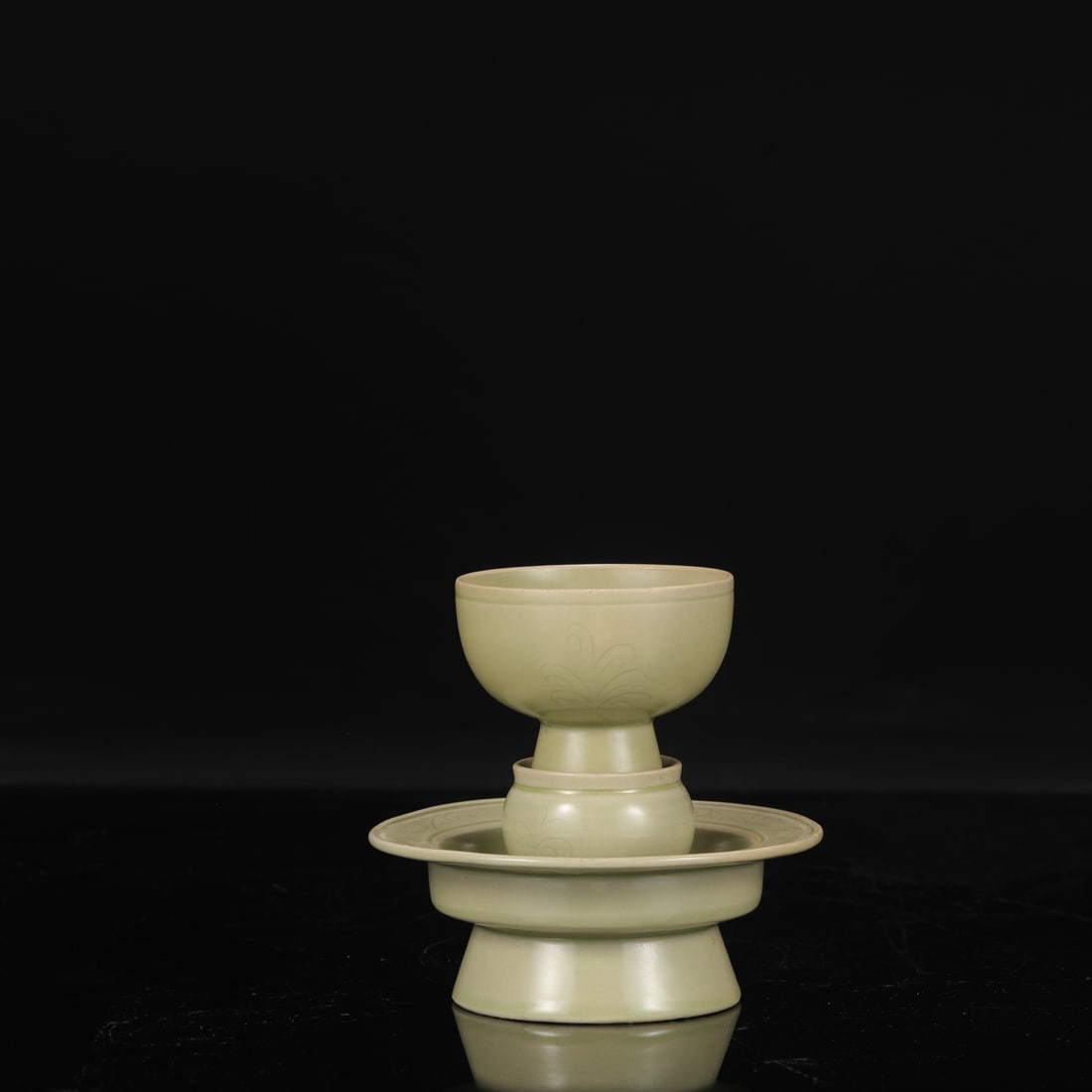 A set of Tang Dynasty Yue ware celadon cups and saucers, formerly in the collection.: Height: 12.5 cm, Mouth diameter: 8 cm, Saucer diameter: 13 cm