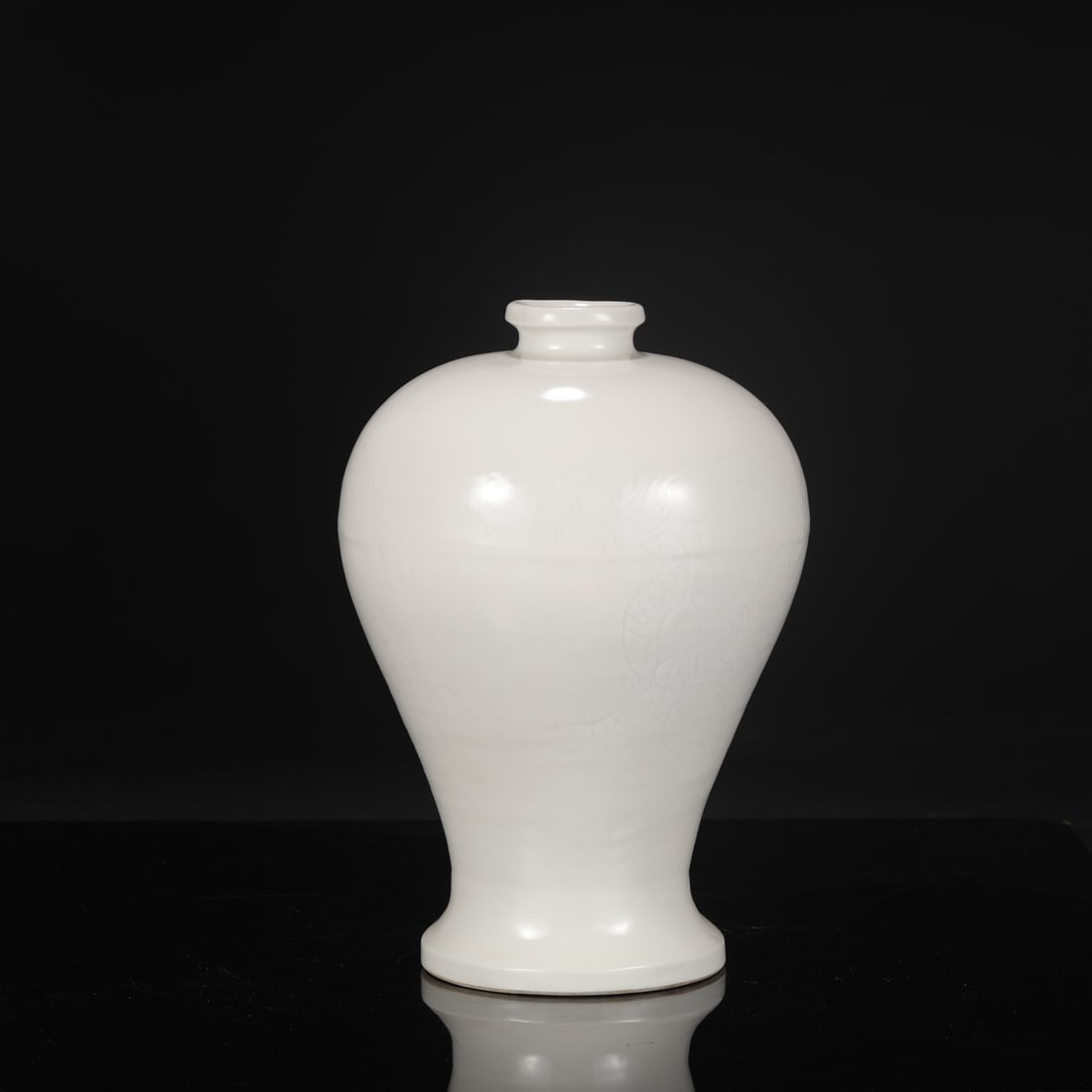 A large plum vase with a sweet white glaze and incised cloud and dragon design from the Yongle: Height: 30.5 cm, Mouth diameter: 6 cm, Belly diameter: 20 cm