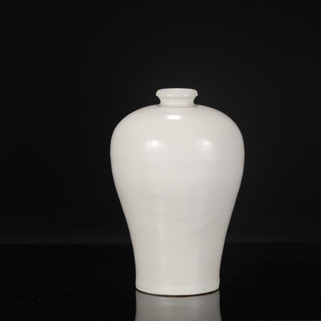 A large plum vase with a sweet white glaze and incised dragon and cloud design from the Yongle: Height: 29.5 cm, Mouth diameter: 5 cm, Belly diameter: 18 cm