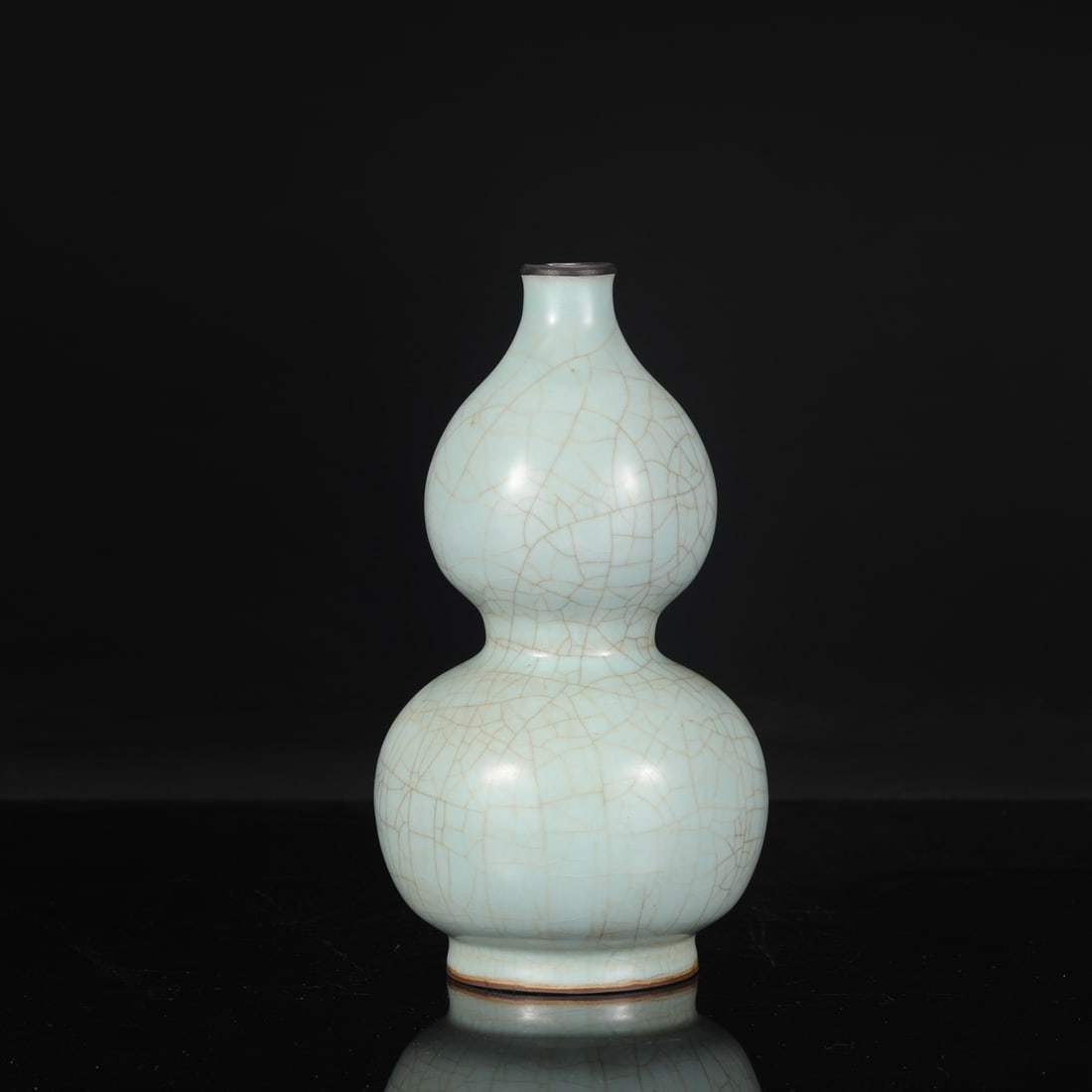 A large gourd-shaped vase with a celadon glaze and silver inlay from the Southern Song Dynasty: Height: 26 cm, Mouth diameter: 3 cm, Belly diameter: 14 cm