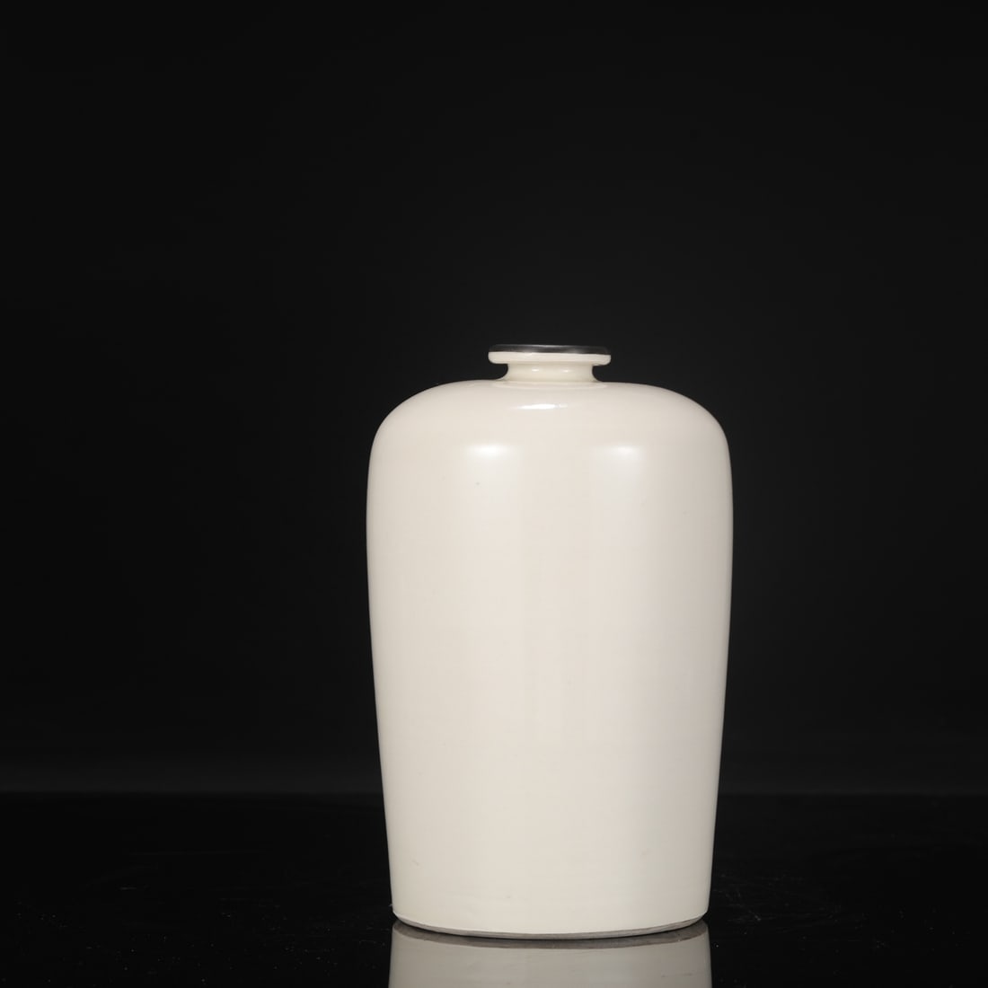A large white-glazed plum vase from the Xing kiln of the Tang Dynasty, inlaid with silver clasps and: Height: 22 cm, Mouth diameter: 4.5 cm, Belly diameter: 13 cm