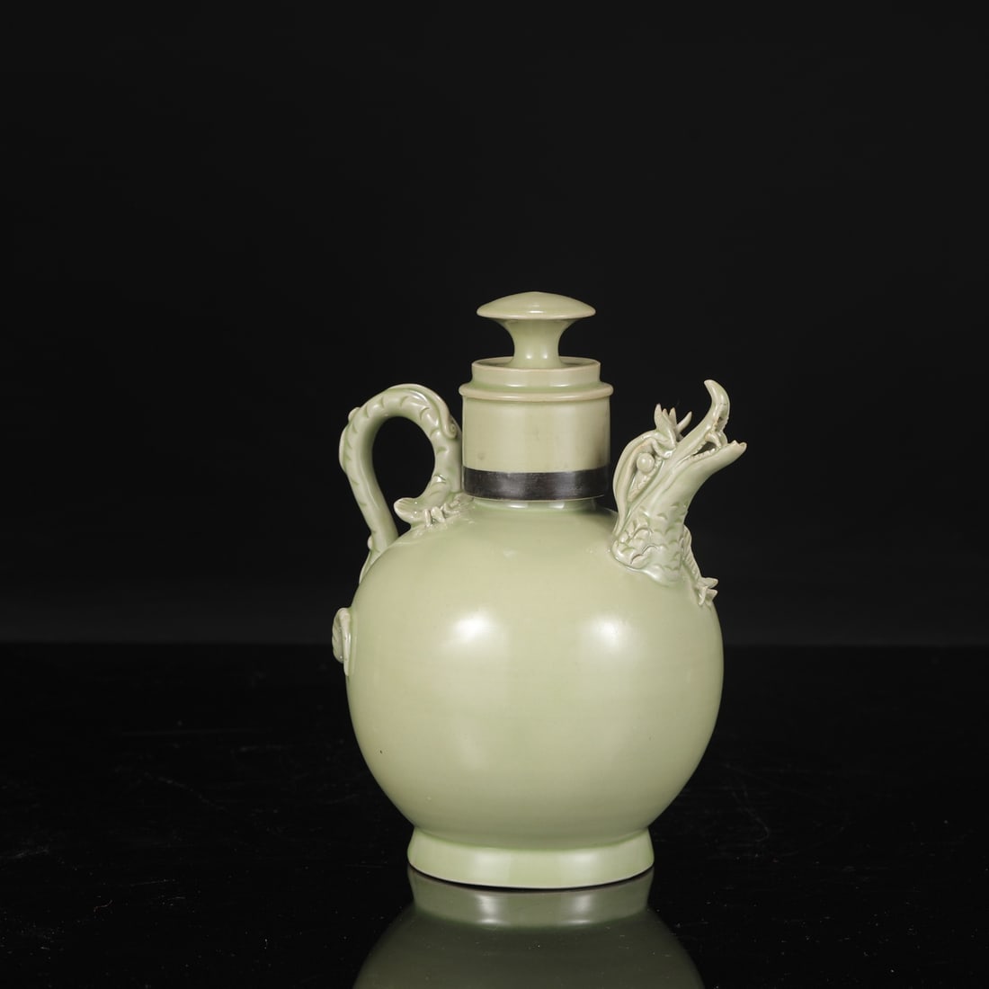 A large Tang Dynasty Yue ware celadon ewer with a silver rim, formerly from a collection, bearing: Height: 21.5 cm, Mouth diameter: 4 cm, Belly diameter: 12.5 cm