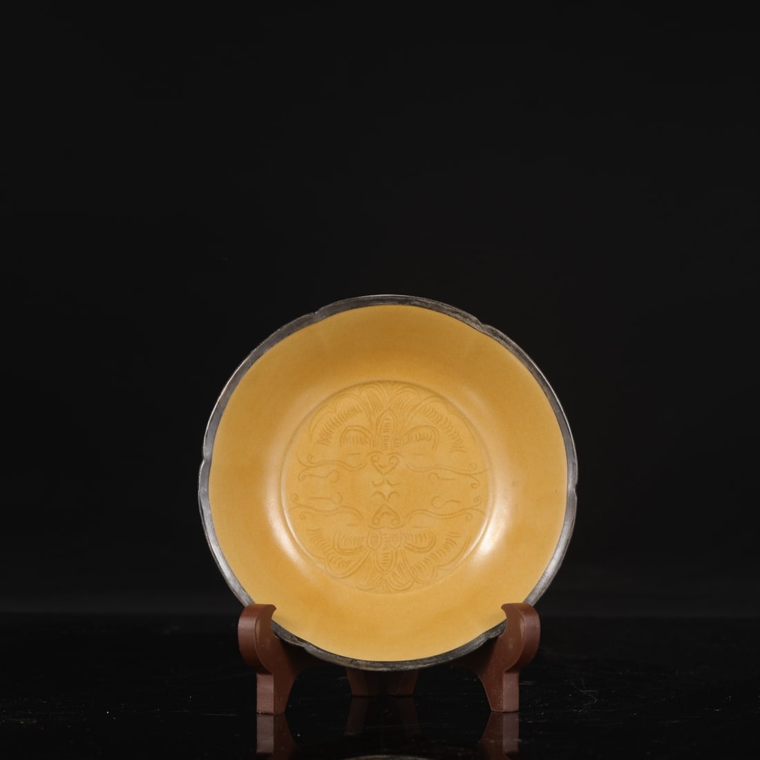 A large Tang Dynasty Yue ware celadon dish with silver rim, formerly in the collection, bearing an: Height: 4 cm, Diameter: 15 cm