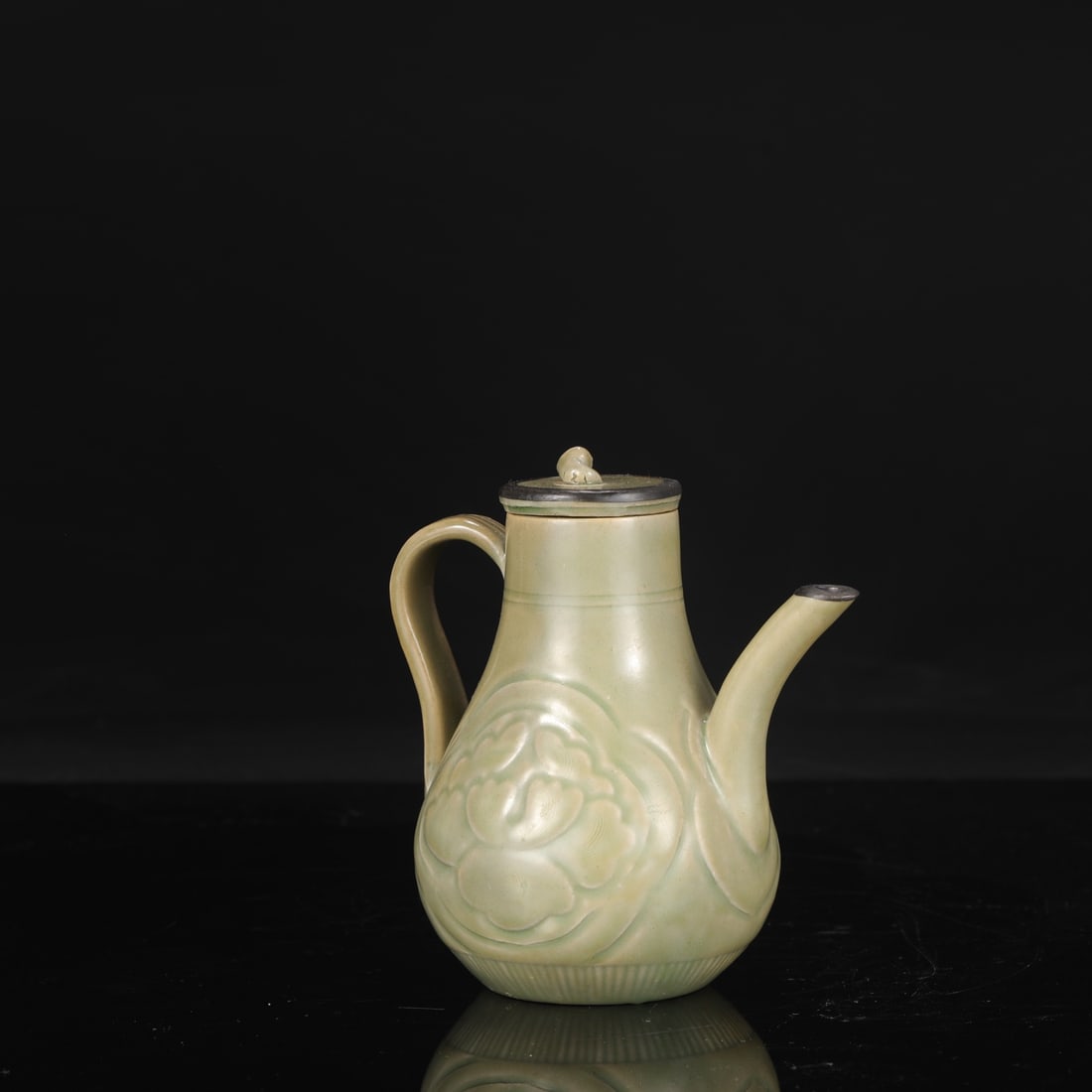 A large Tang Dynasty Yue ware celadon ewer with a silver rim, formerly from a collection, bearing: Height: 16.5 cm, Mouth diameter: 5 cm, Belly diameter: 10.5 cm