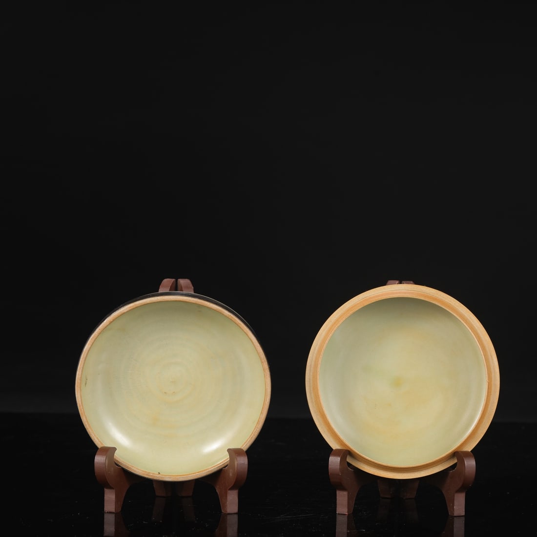 A Tang Dynasty Yue ware celadon box with a silver clasp and an inscription by Emperor Qianlong.: Height: 6.5 cm, Mouth Diameter: 11 cm