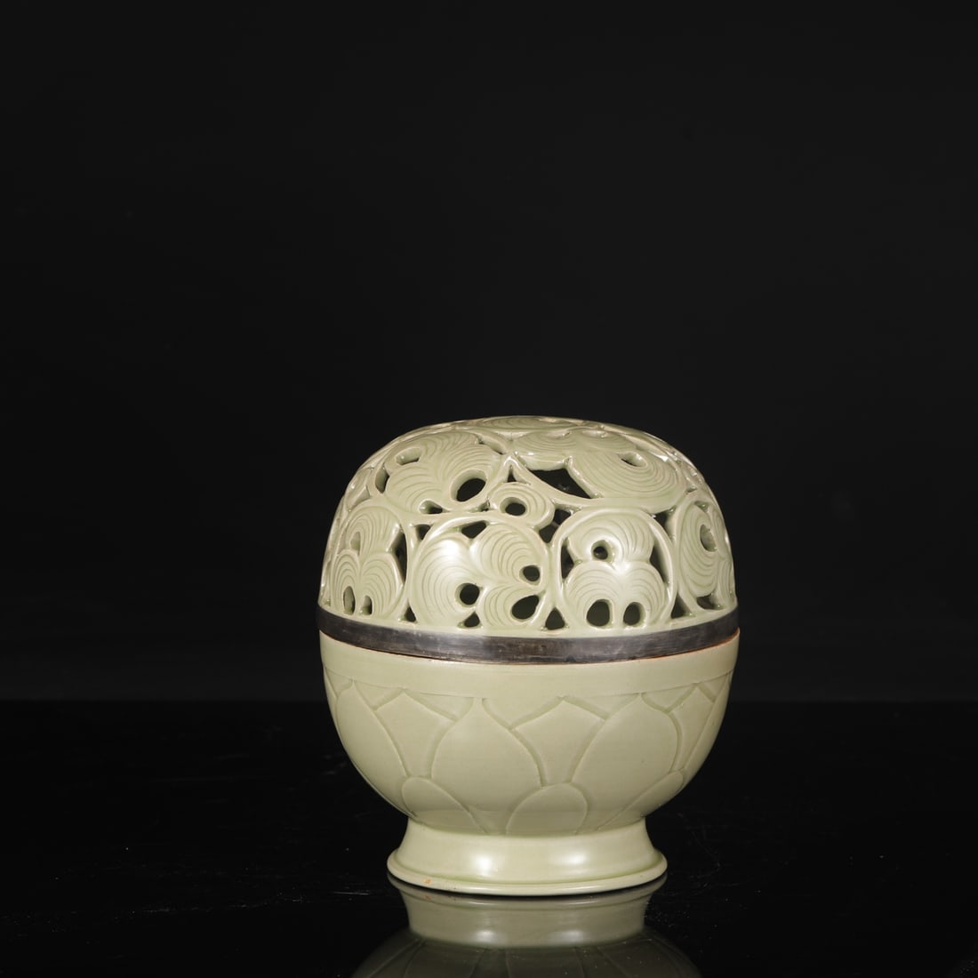 A Tang Dynasty Yue ware celadon jar with a silver clasp and openwork lid, from a collection, bearing: Height: 19.5 cm, Mouth Diameter: 15 cm
