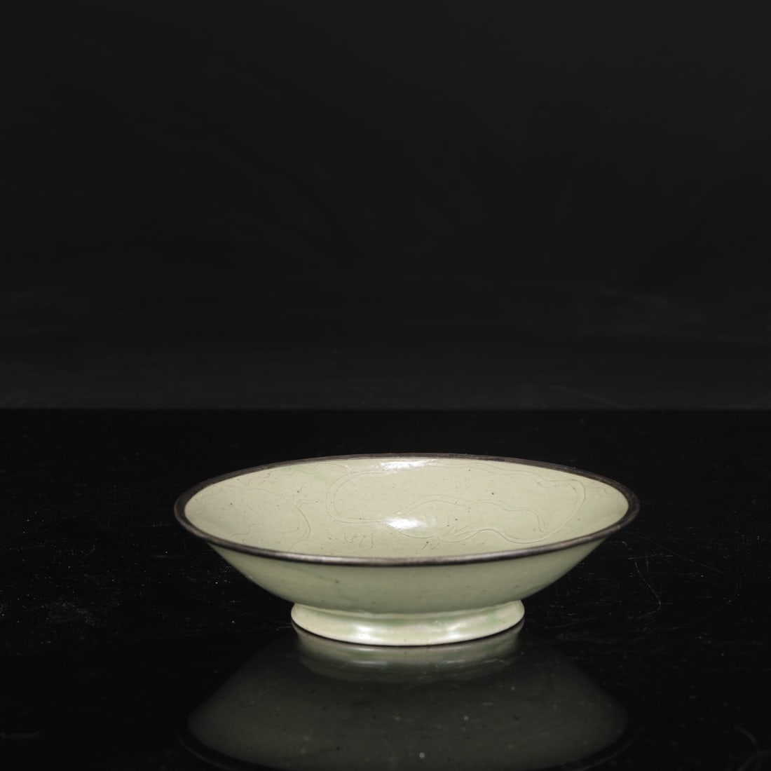 A large celadon dish with silver rim, formerly from the collection of the Tang Dynasty, inscribed (1 of 8)