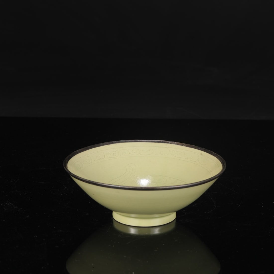 A large Tang Dynasty Yue ware celadon bowl with silver clasp, from the collection, bearing the: Height: 6.5 cm, Diameter: 18 cm