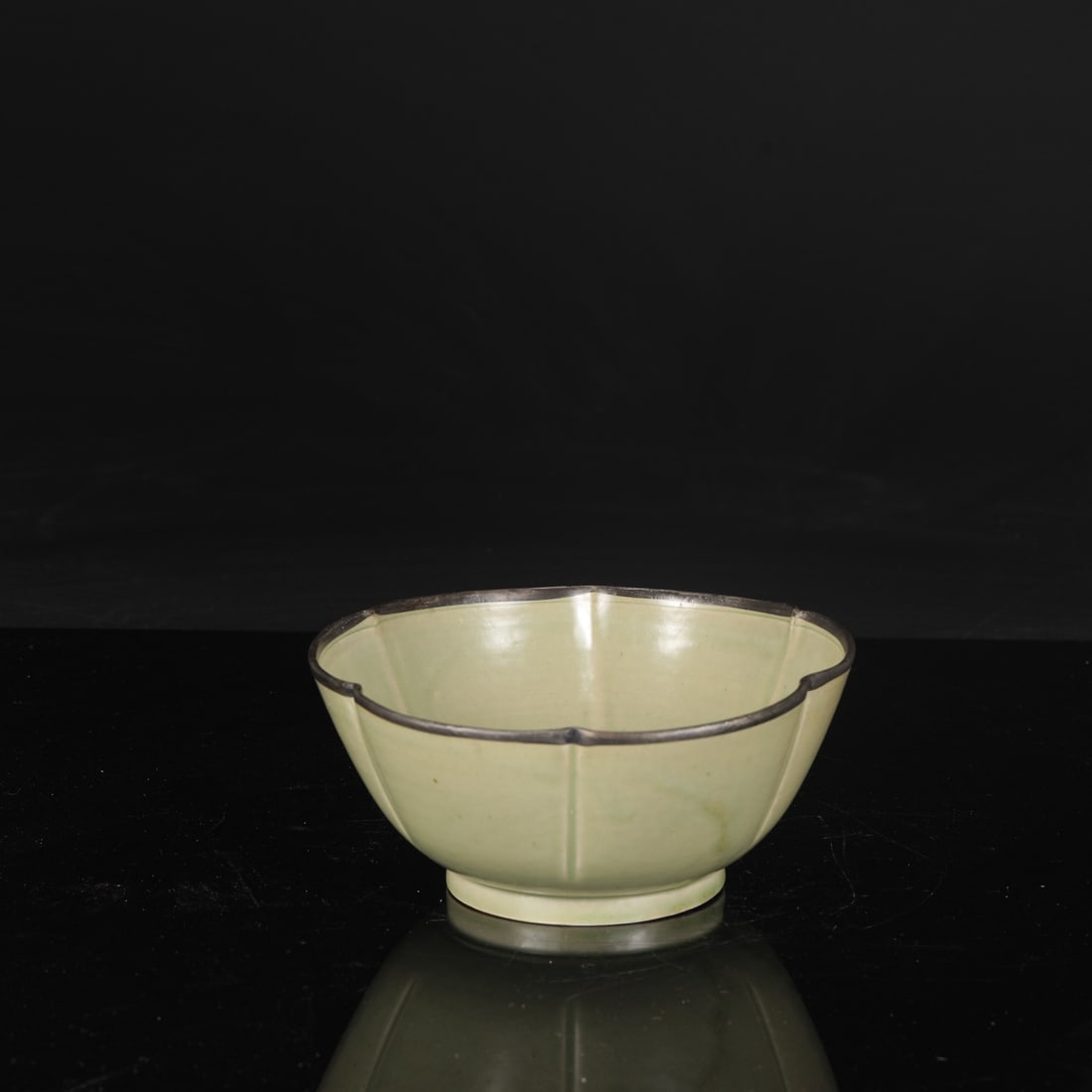 A large, deep-bodied Yue ware celadon bowl from the Tang Dynasty, inlaid with a silver rim and: Height: 9 cm, Diameter: 21 cm