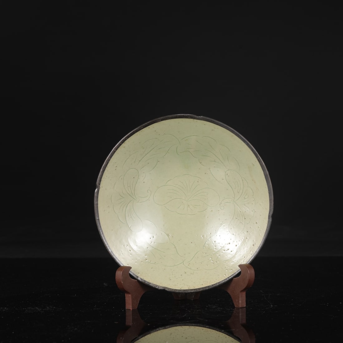 A large Tang Dynasty Yue ware celadon dish with silver clasp, formerly in the collection.: Height: 4.5 cm, Diameter: 17.5 cm