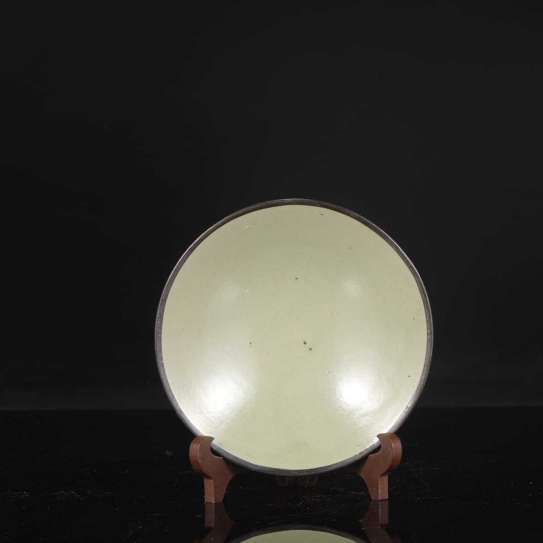 A large Tang Dynasty Yue ware celadon dish with silver clasp, formerly in the collection.: Height: 4.5 cm, Diameter: 17.5 cm