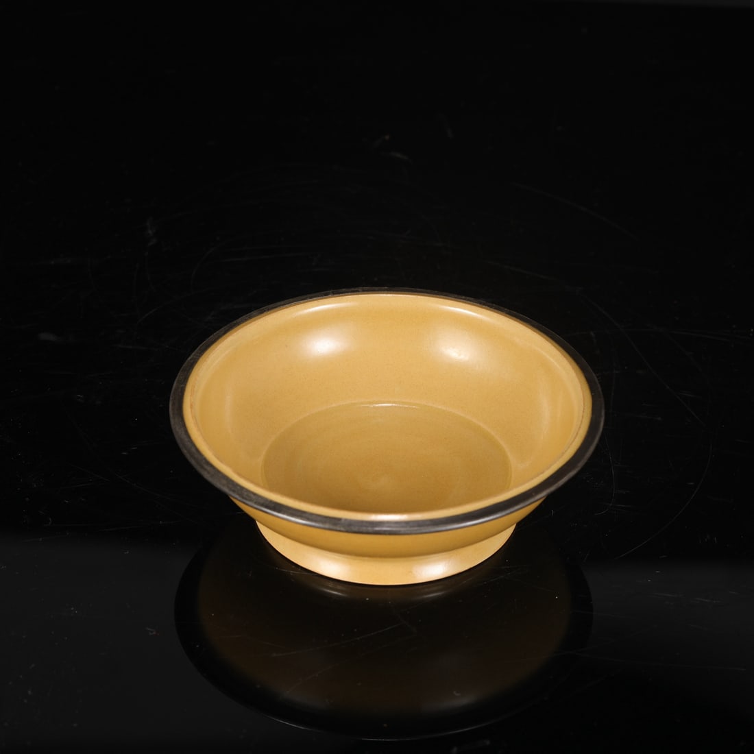 A large Tang Dynasty Yue ware celadon dish with silver rim, formerly in the collection, bearing an: Height: 4.5 cm, Diameter: 14.5 cm