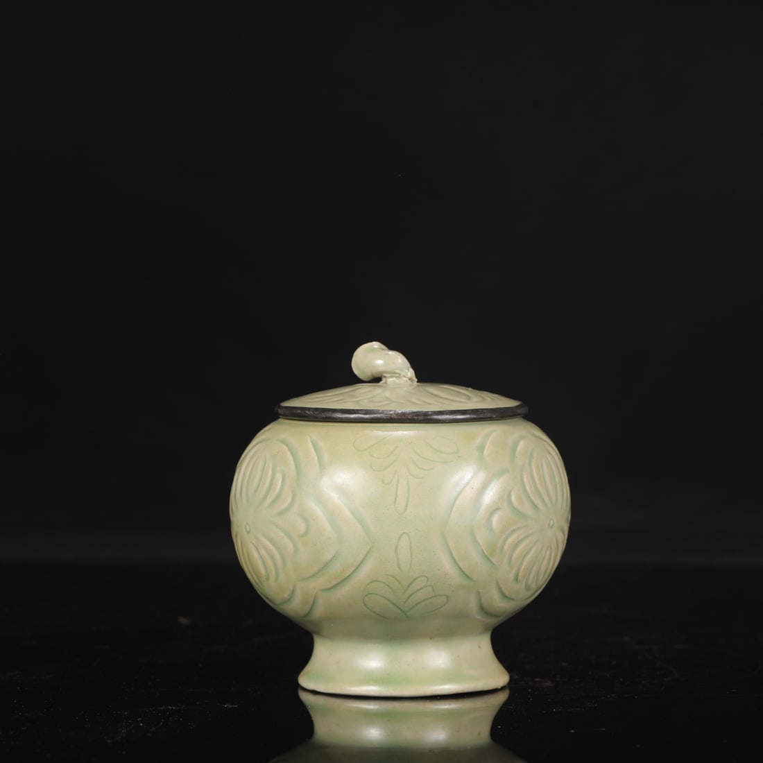 A Tang Dynasty Yue ware celadon jar with a silver-rimmed lid, formerly from a collection, bearing: Height: 12.5 cm, Mouth diameter: 6.5 cm, Belly diameter: 12 cm