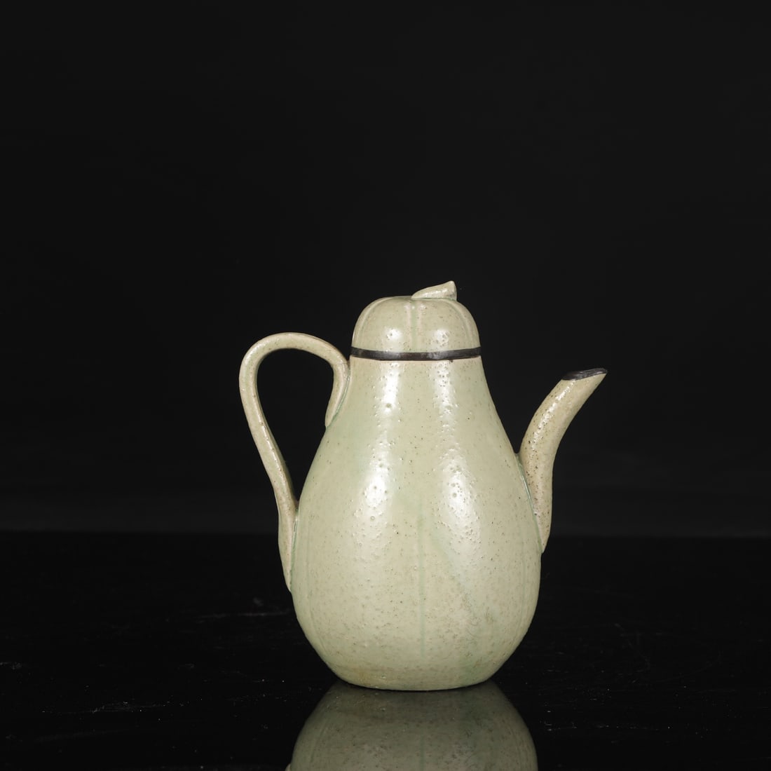 A large Tang Dynasty Yue ware celadon ewer with a silver rim, formerly from a collection, bearing: Height: 17.5 cm, Mouth diameter: 5.5 cm, Belly diameter: 9.5 cm