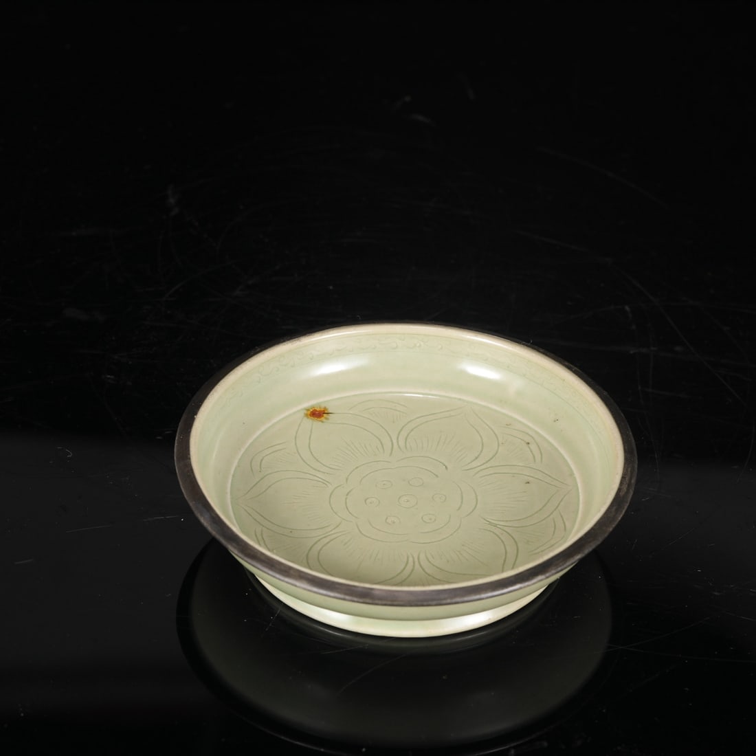 A large celadon dish with silver rim, formerly in the collection of the Tang Dynasty, bearing an: Height: 4 cm, Diameter: 15 cm