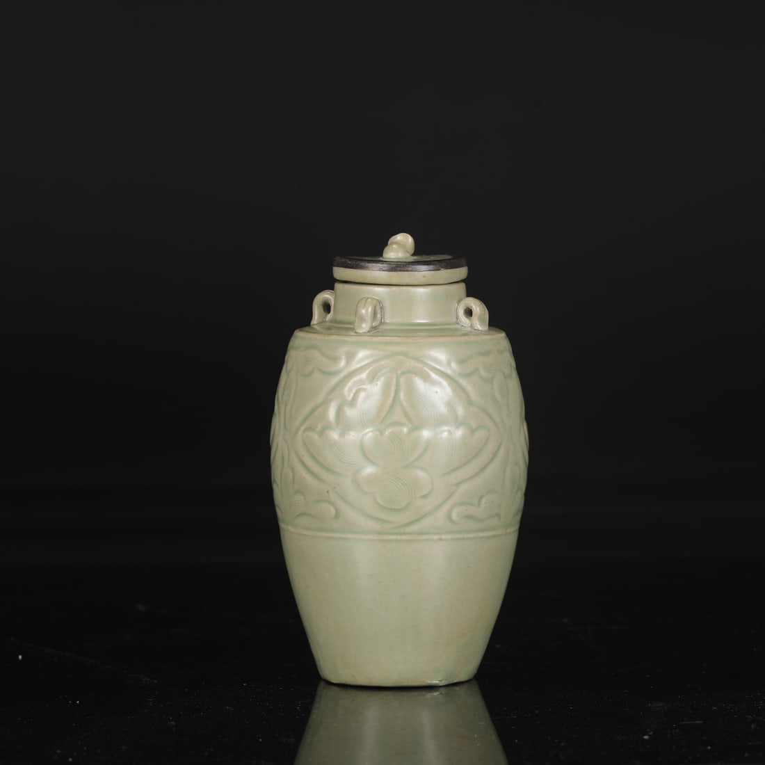 A Tang Dynasty Yue ware celadon jar with a silver clasp and four handles, bearing the inscription (1 of 8)
