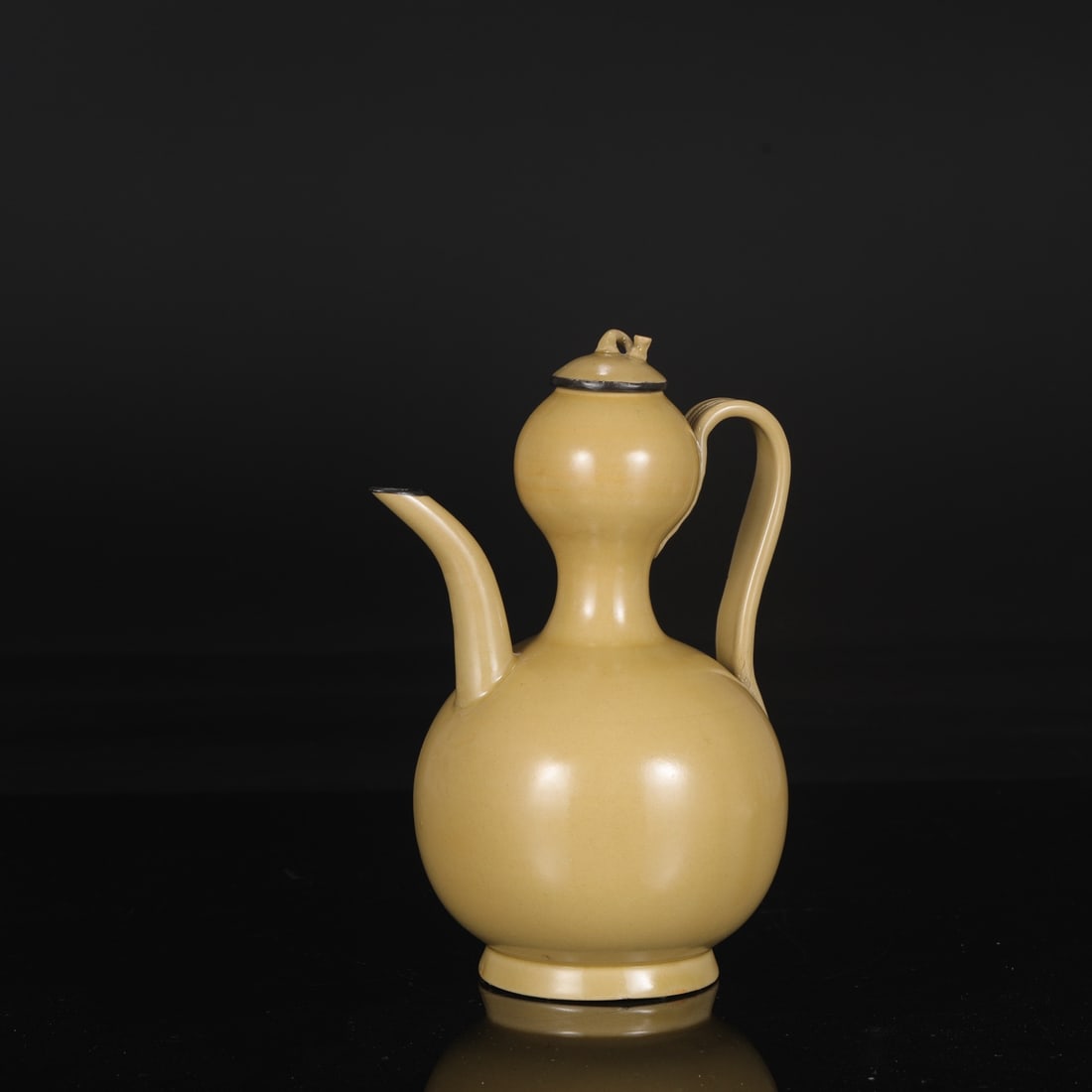 A large Tang Dynasty Yue ware celadon ewer with a silver rim, formerly in the collection, bearing an: Height: 21.5 cm, Mouth diameter: 3 cm, Belly diameter: 12.5 cm