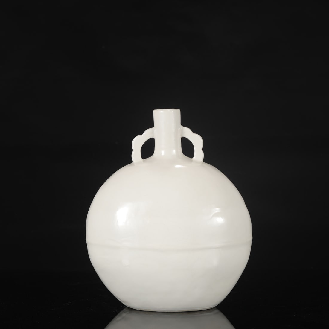 Formerly in the collection, a large Ming Dynasty Yongle period sweet white glazed moon flask with: Height: 27 cm, Mouth diameter: 3 cm, Belly diameter: 22 cm