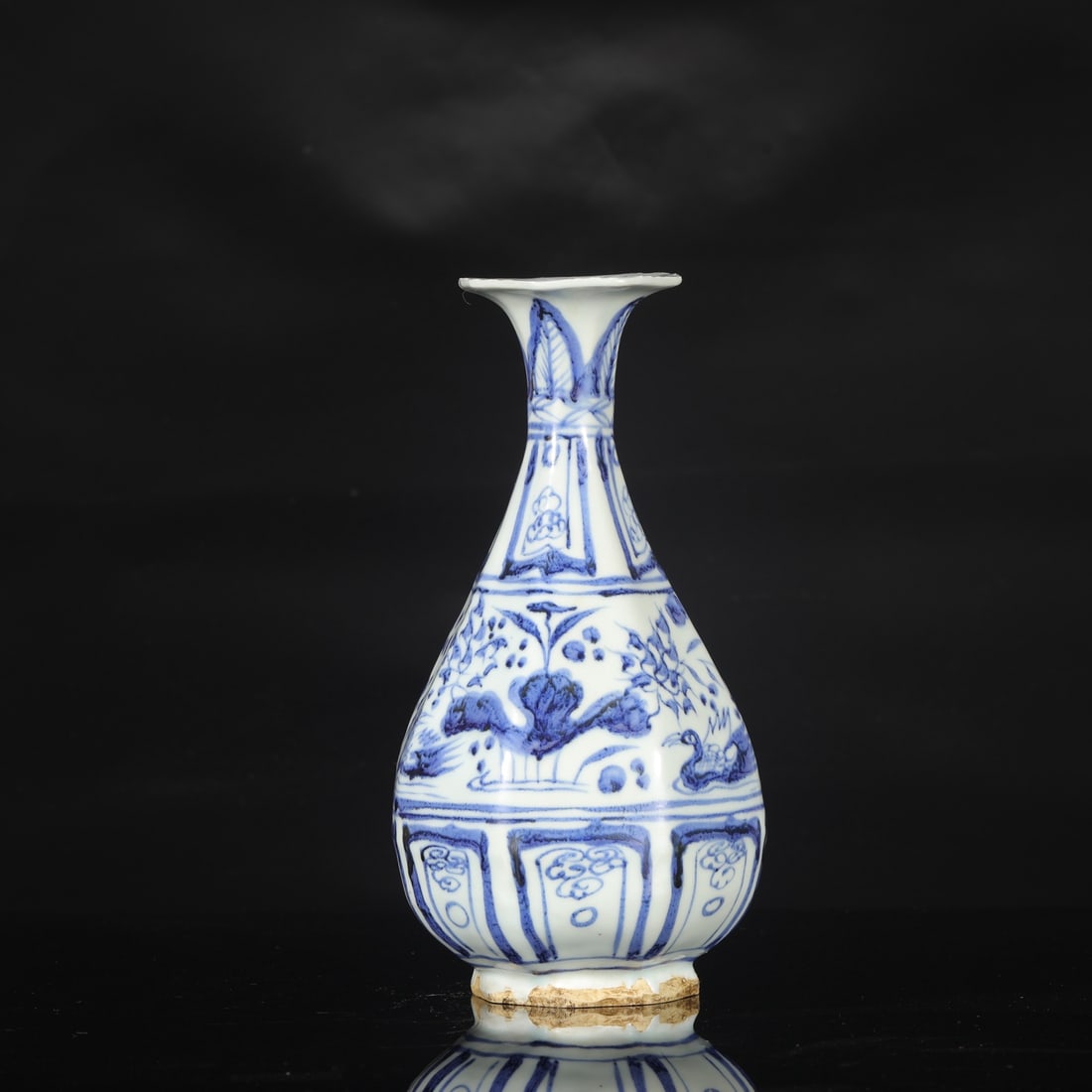 A Yuan Dynasty blue and white porcelain vase with mandarin duck and waterweed design, formerly in: Height: 26 cm, Mouth diameter: 8 cm, Belly diameter: 12 cm