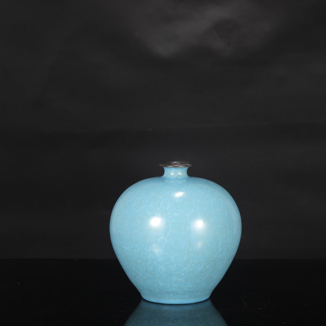 A large pomegranate-shaped vase with a sky-blue glaze and ice-crack pattern from the Northern Song: Height: 19 cm, Mouth diameter: 4.5 cm, Belly diameter: 17 cm