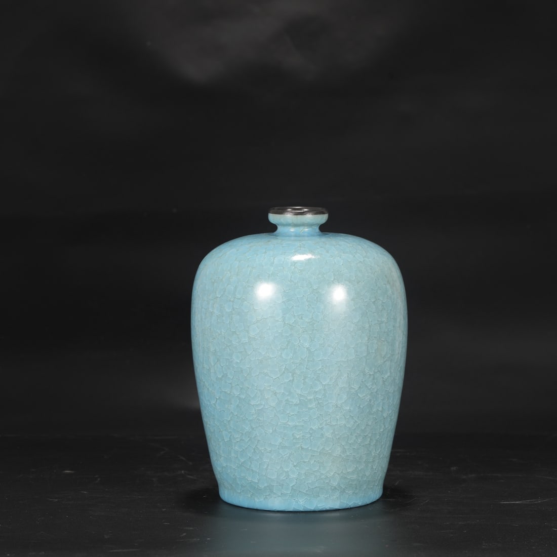 A large Northern Song Dynasty Ru ware vase with sky-blue glaze and ice-crack pattern, inscribed by: Height: 22.5 cm, Mouth diameter: 4.5 cm, Belly diameter: 14.5 cm