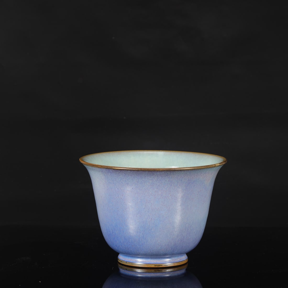 A large, bell-shaped flowerpot in the shape of grape purplish-red glaze from the Northern Song: Height: 17.5 cm, Mouth Diameter: 24.5 cm