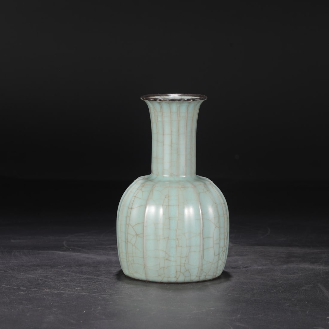 A Southern Song Dynasty official kiln celadon vase with a silver-rimmed bell design, inscribed with: Height: 22 cm, Mouth diameter: 7.5 cm, Belly diameter: 12.5 cm