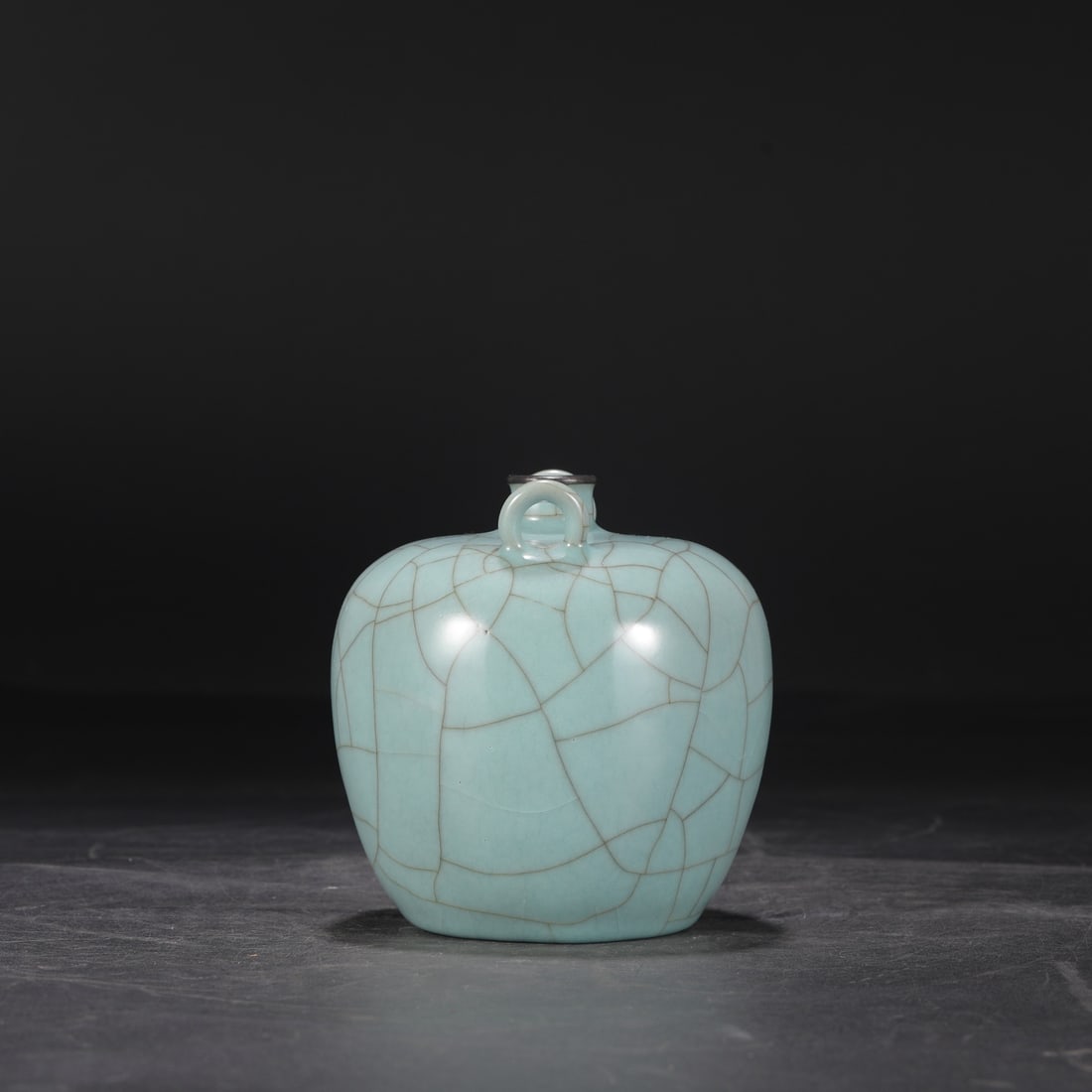 A Southern Song Dynasty official kiln celadon vase with silver rim and double handles, inscribed: Height: 13 cm, Mouth diameter: 2.5 cm, Belly diameter: 13 cm