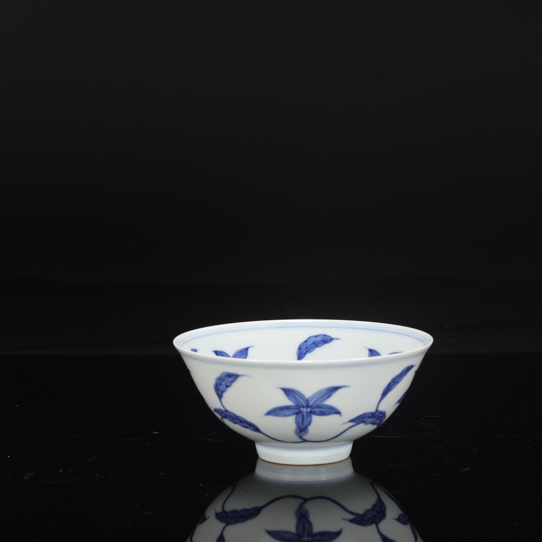 A Ming Dynasty Chenghua blue and white porcelain palace bowl with a scrolling floral design,: Height: 7 cm, Diameter: 15 cm