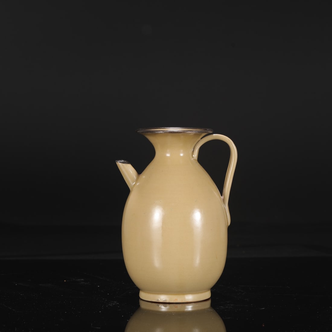 A large Tang Dynasty Yue ware celadon ewer with a silver rim, formerly in the collection, bearing an: Height: 19 cm, Mouth diameter: 8.5 cm, Belly diameter: 11 cm