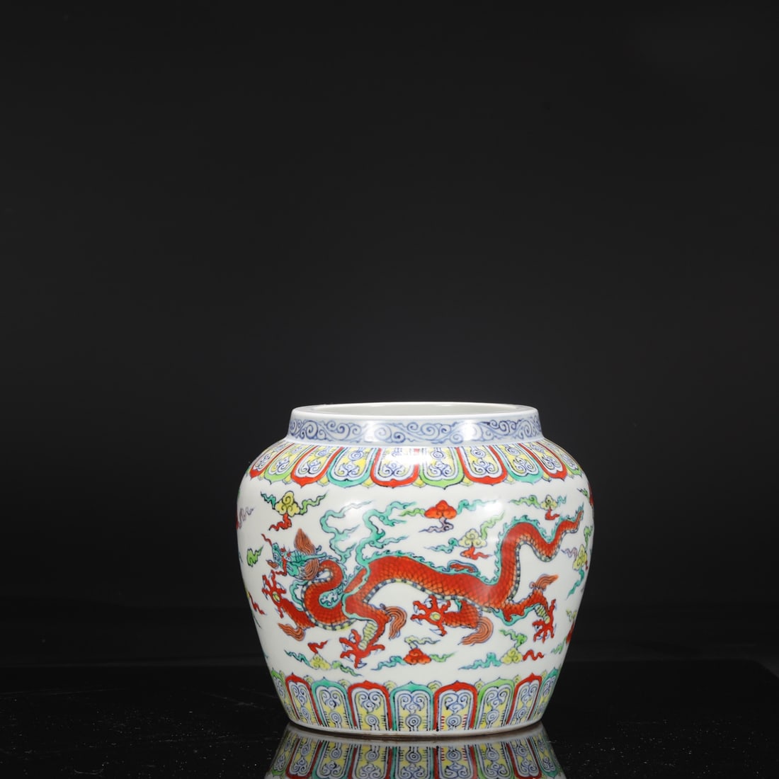 A large Ming Dynasty Xuande period blue and white porcelain jar with polychrome dragon and cloud: Height: 21 cm, Mouth diameter: 15 cm, Belly diameter: 22.5 cm