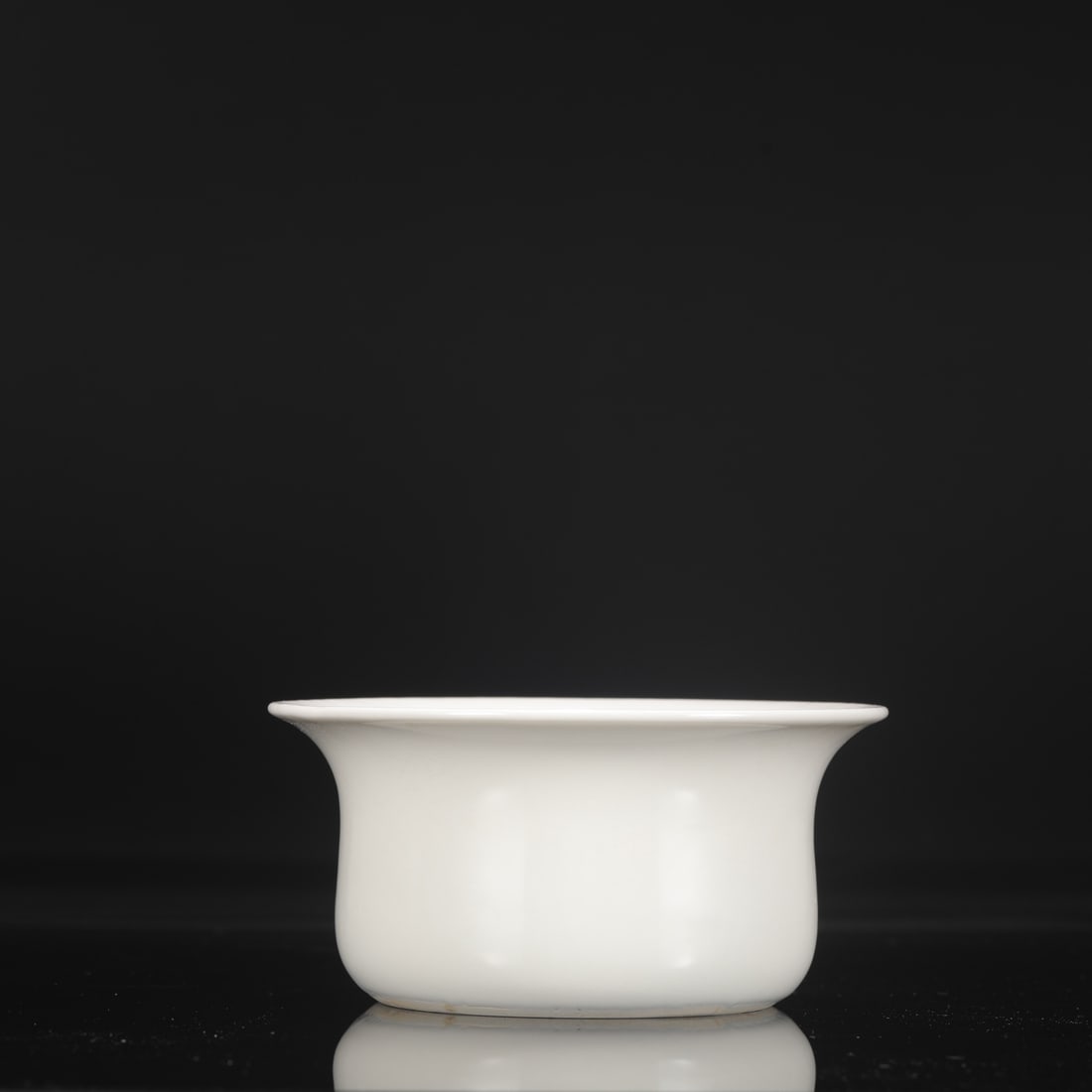 A Ming Dynasty Yongle period sweet-white glazed basin with incised "Three Abundances" design,: Height: 8 cm, Mouth Diameter: 15.5 cm