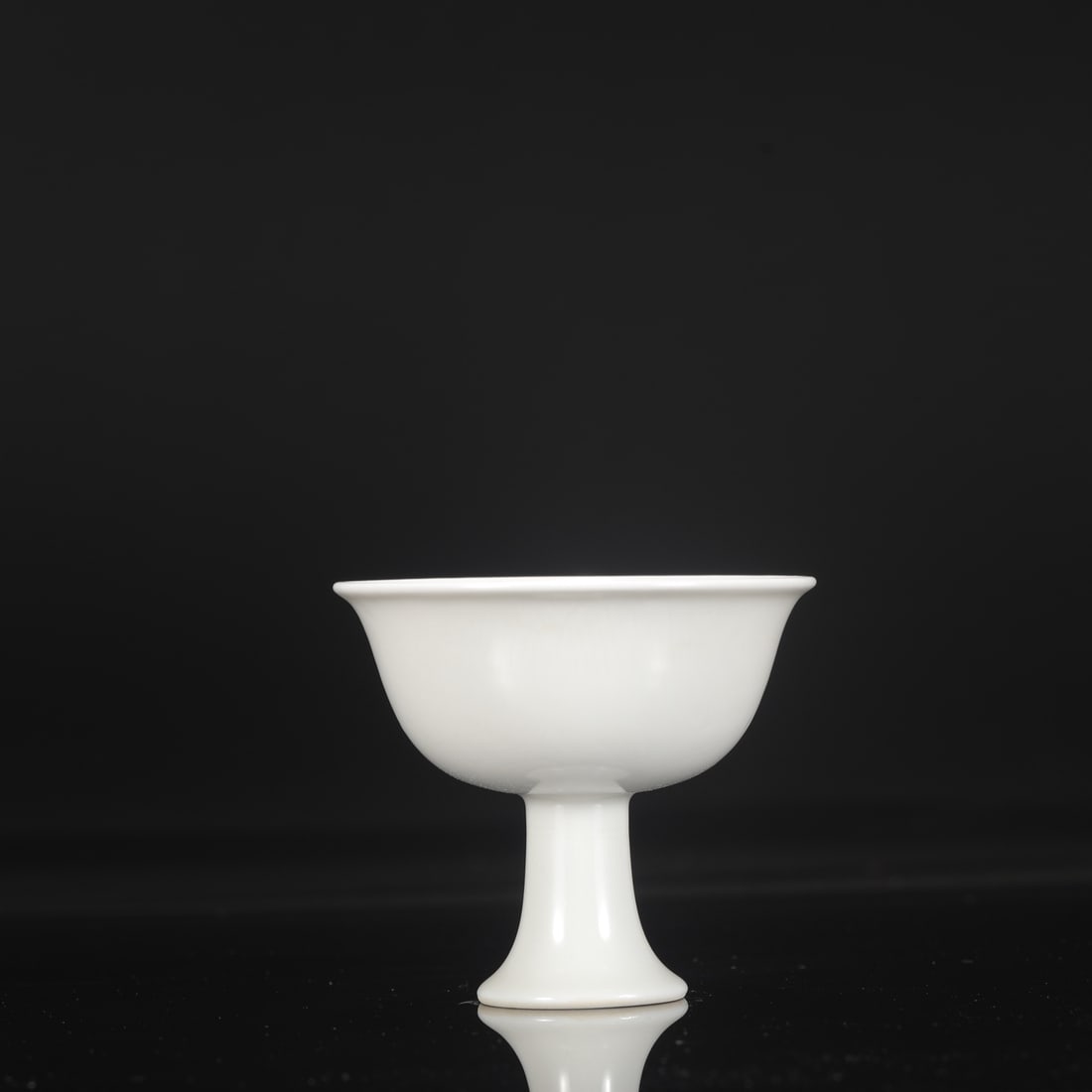 A Ming Dynasty Yongle period sweet white glaze stem cup.: Height: 9 cm, Diameter: 10 cm
