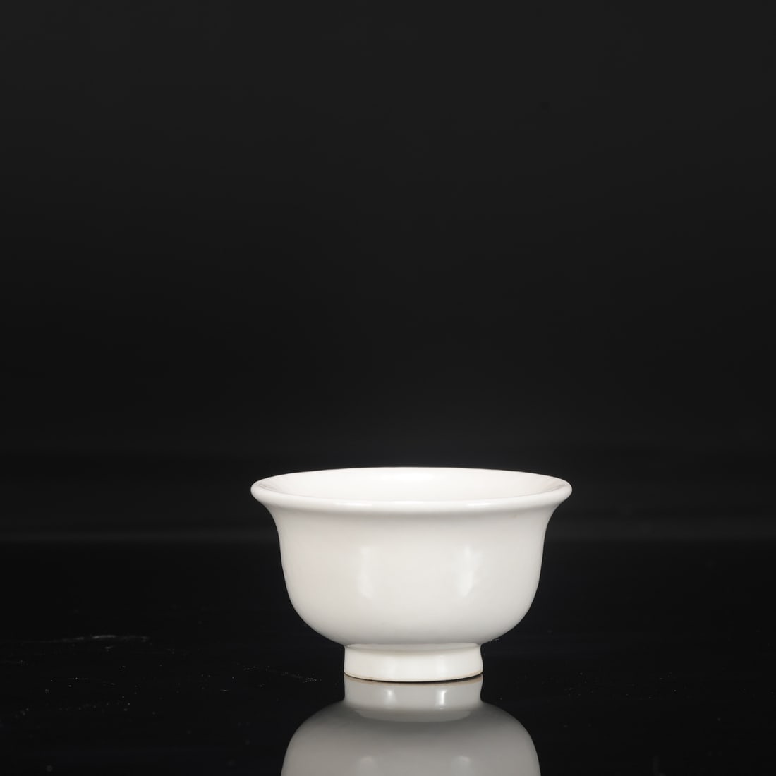 A Ming Dynasty Yongle period sweet white glazed hand-pressed cup.: Height: 5.5 cm, Diameter: 9 cm